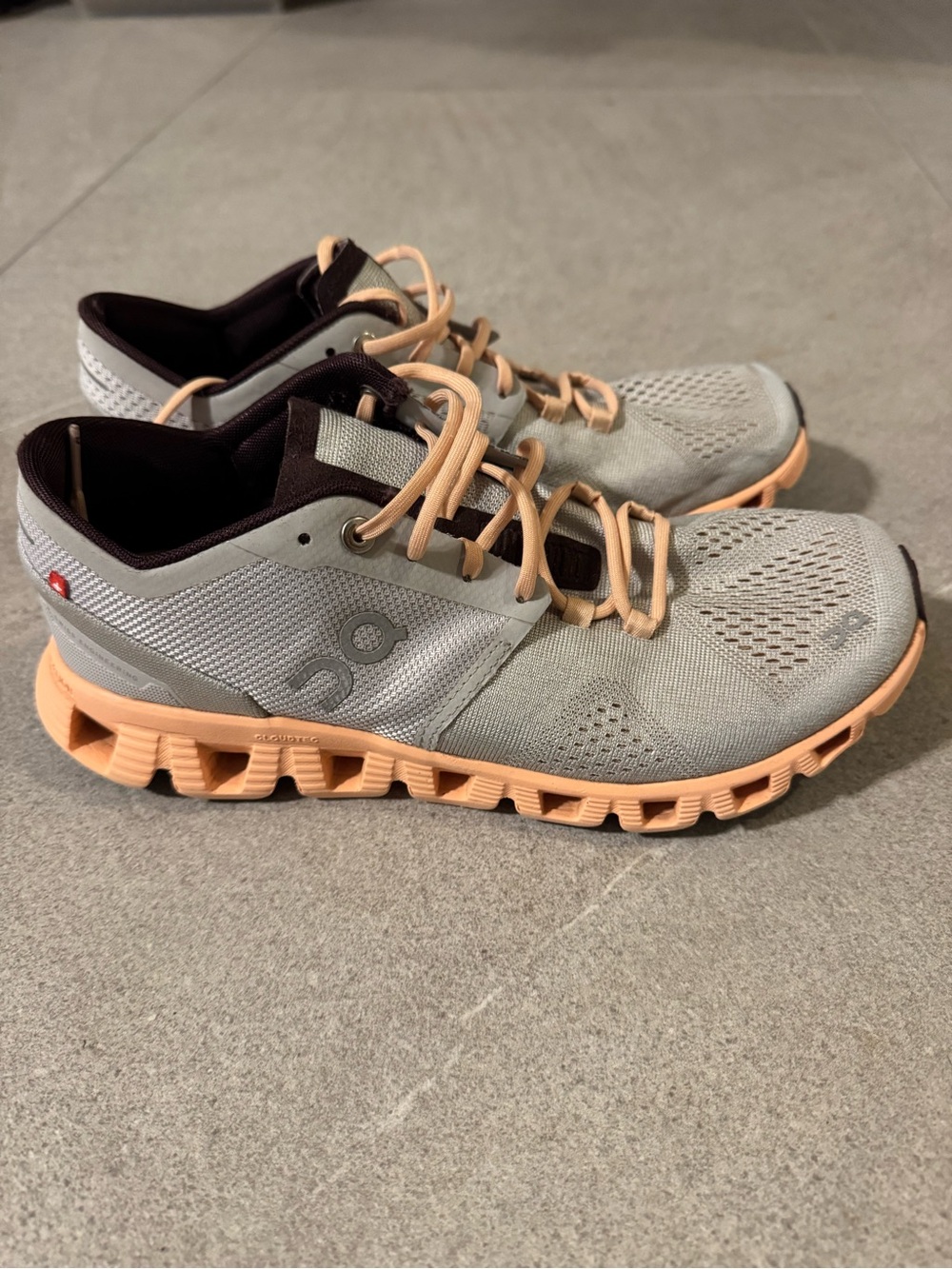 On Cloud X silver/almond women’s